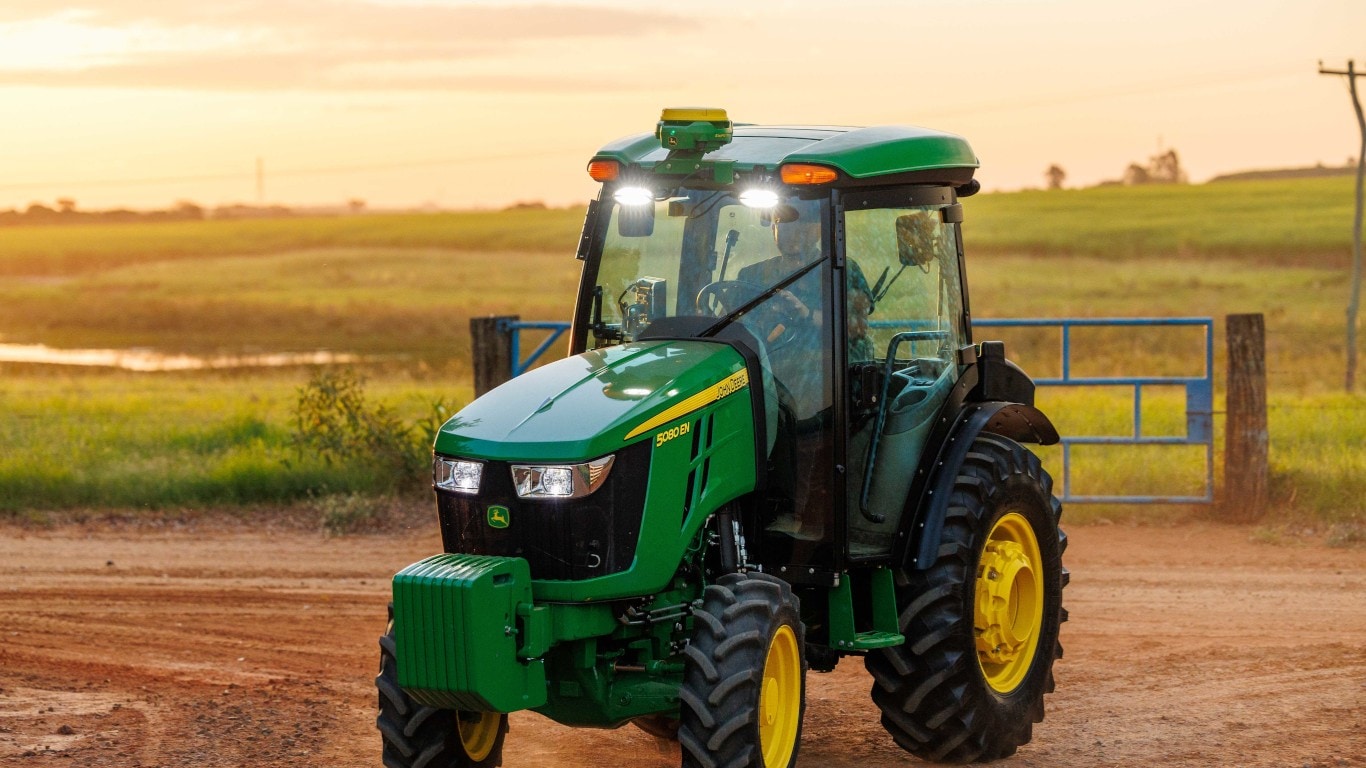Trator 3036EN em campo.